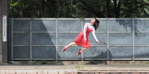Portafolio visual de Natsumi Hayashi, fotógrafa japonesa que popularizó la fotografía de levitación.