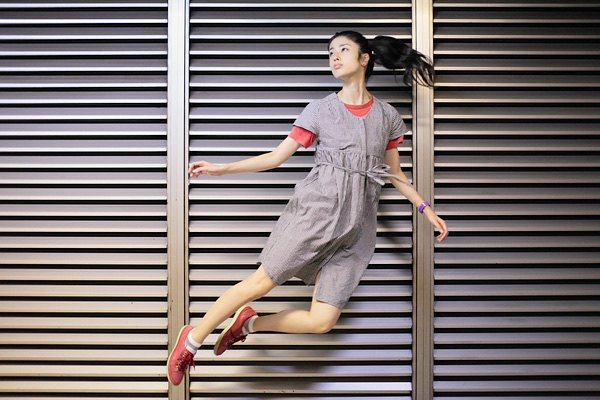 Retrato de Natsumi Hayashi, fotógrafa japonesa conocida por sus autorretratos levitantes.