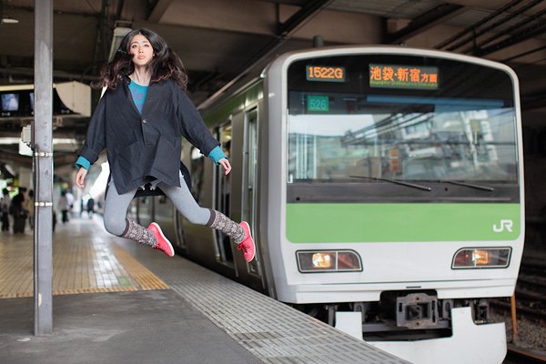 Autorretrato levitante de Natsumi Hayashi en una calle de Tokio, ejemplo de fotografía creativa japonesa.