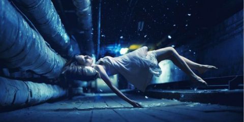 Fotografía de levitación en escenario industrial abandonado sueño