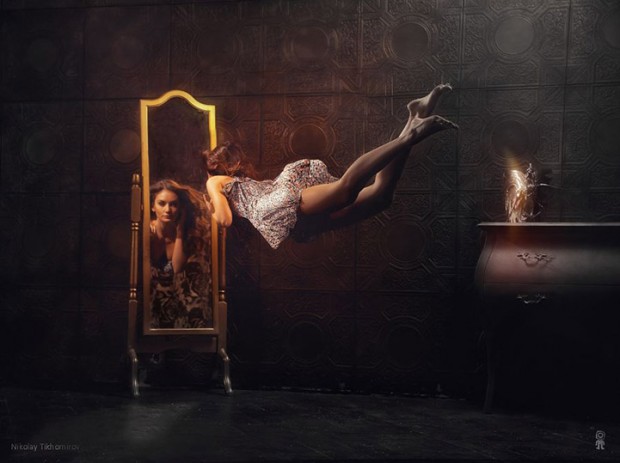 Modelo levitando con vestido etéreo en la serie Gravedad Cero de Nikolay Tikhomirov