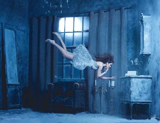 Modelo levitando con vestido etéreo en la serie Gravedad Cero de Nikolay Tikhomirov