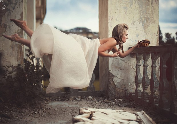 Modelo levitando con vestido etéreo en la serie Gravedad Cero de Nikolay Tikhomirov