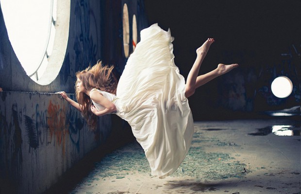 Modelo levitando con vestido etéreo en la serie Gravedad Cero de Nikolay Tikhomirov