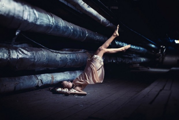 Modelo levitando con vestido etéreo en la serie Gravedad Cero de Nikolay Tikhomirov