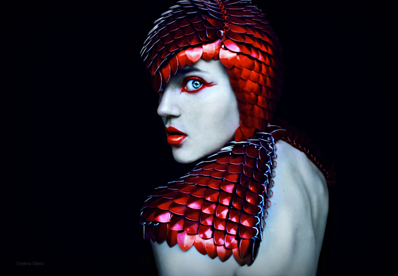 Retrato artístico de Cristina Otero, fotógrafa española reconocida por sus autorretratos.