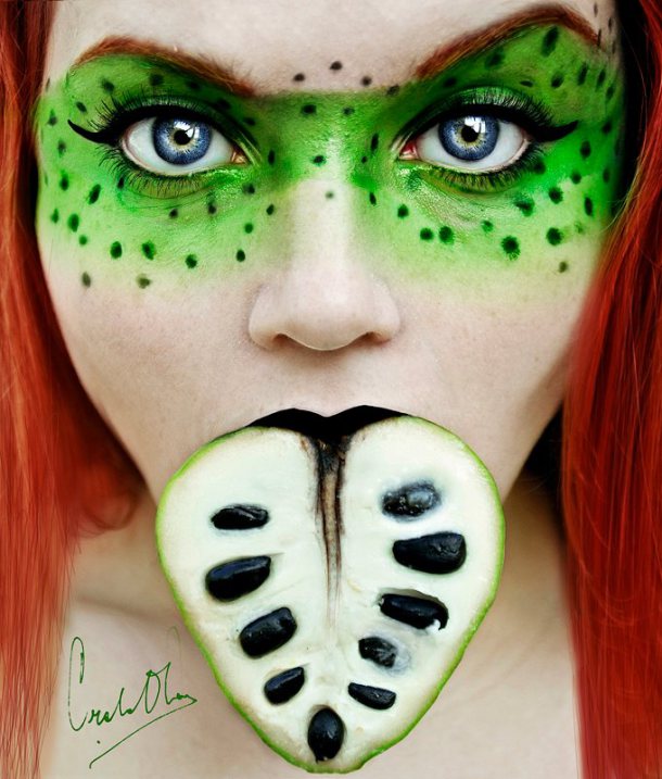 Cristina Otero trabajando con luz natural y cámara Pentax K-5.