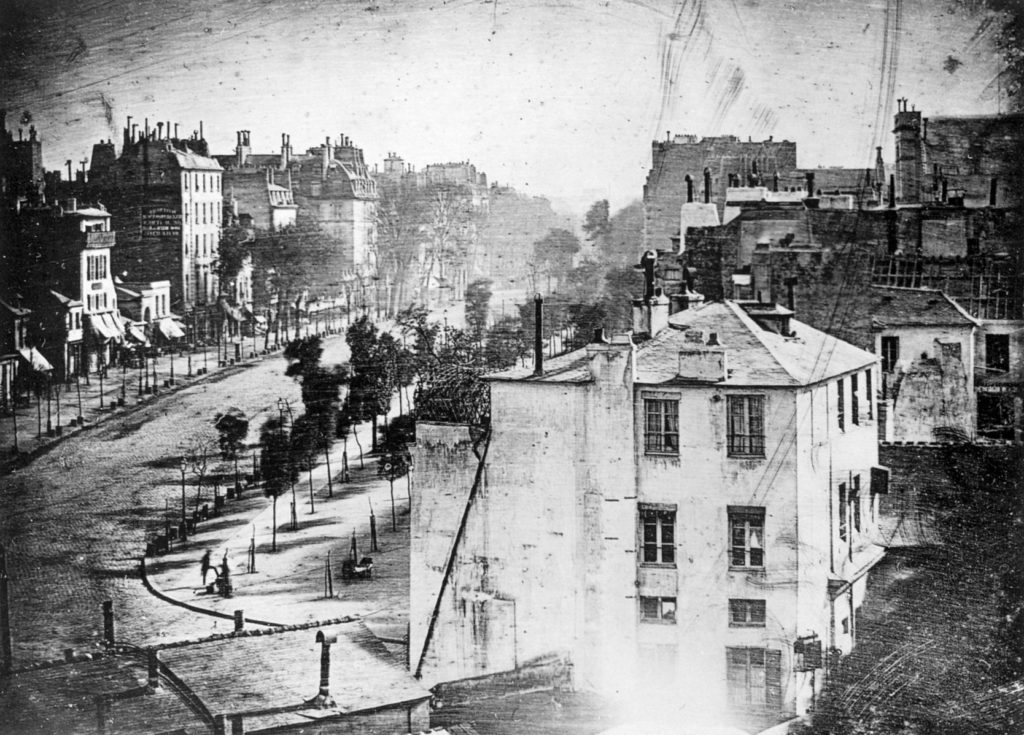 Boulevard du Temple, primera fotografía con una persona, por Daguerre