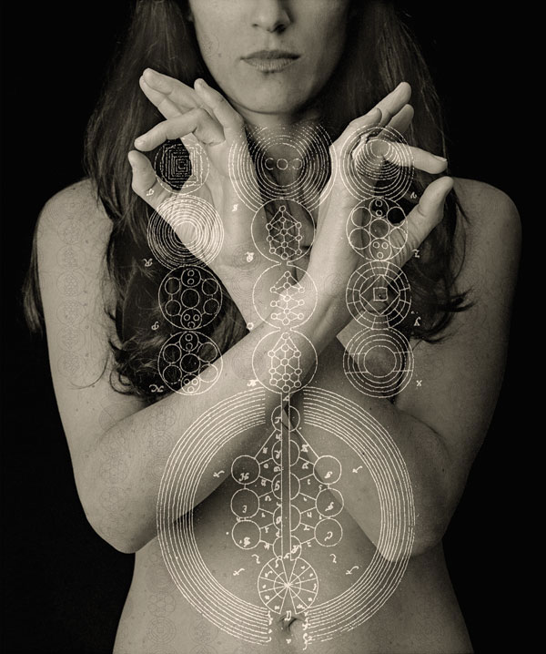 Fotografía artística de Tatiana Parcero fusionando cuerpo y mapas antiguos