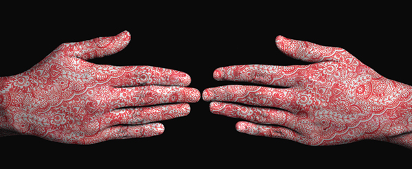 Fotografía de Tatiana Parcero fusionando manos y mapas antiguos