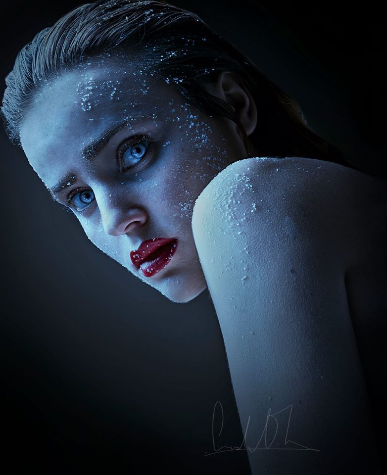 Fotografía artística de Cristina Otero inspirada en el estilo de Frida Kahlo.