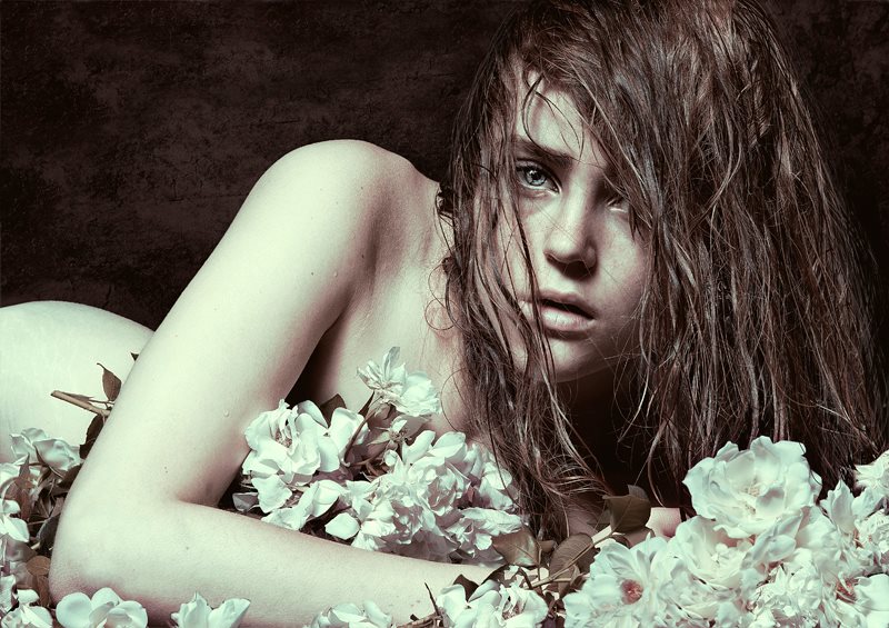 Retrato artístico de Cristina Otero, fotógrafa española reconocida por sus autorretratos.