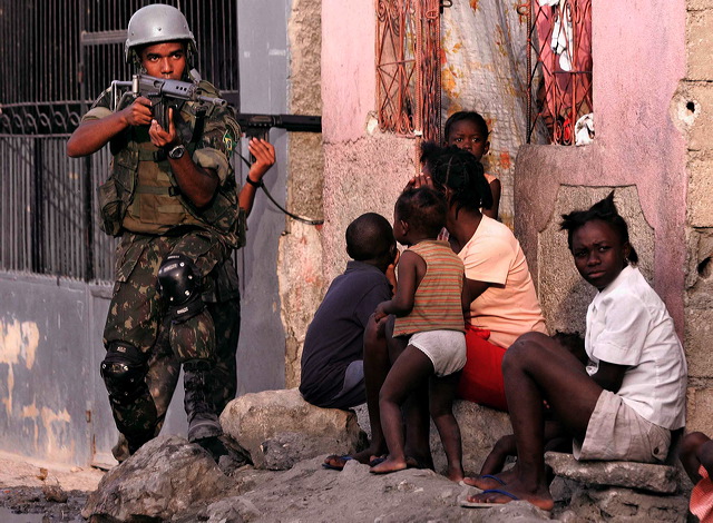 otoperiodismo mexicano en acción durante una cobertura internacional.