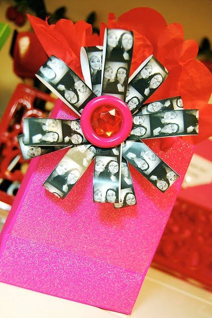 Paquete decorado con moño de fotografías