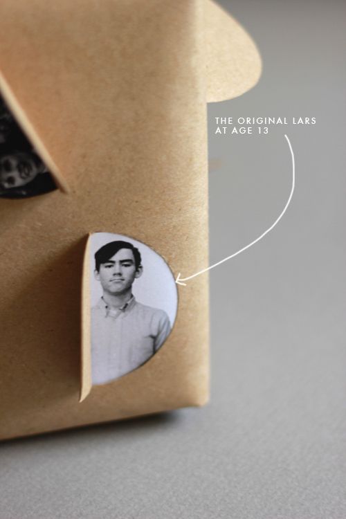 Envoltura navideña hecha con una fotografía impresa como papel de regalo