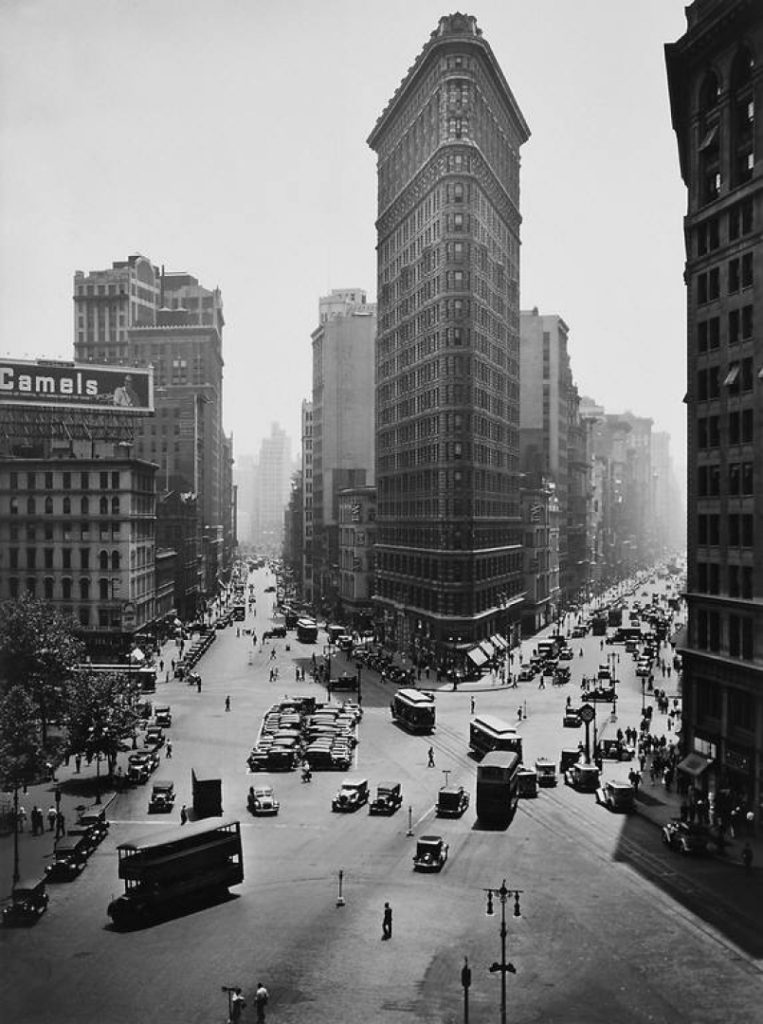Fotografía de Berenice Abbott fotógrafa estadounidense conocida por documentar Nueva York