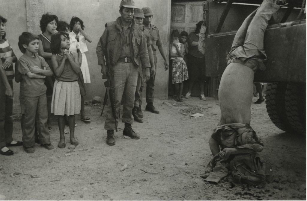 Fotografía de Susan Meiselas, fotógrafa documental de Magnum especializada en derechos humanos
