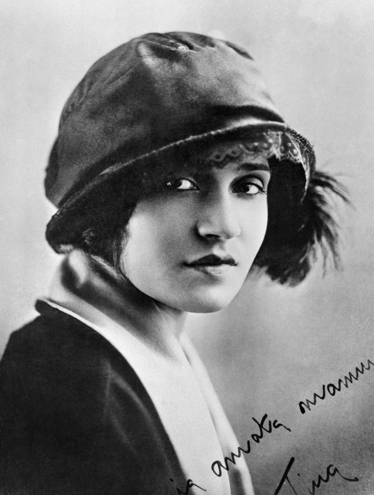 Retrato de la fotógrafa Tina Modotti, pionera de la fotografía social en México.