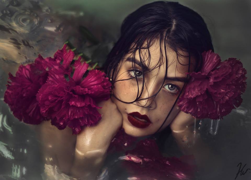 ‘We Sink’ - Krishna Valdez, autorretrato simbólico con atmósfera onírica.